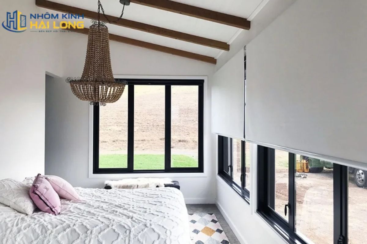 Ưu điểm cửa sổ lùa 3 cánh gồm tiết kiệm không gian, lấy sáng tốt, hạn chế gió hất và điều chỉnh thông gió linh hoạt