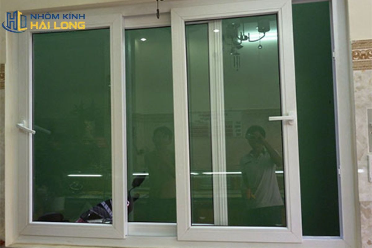 Cửa sổ lùa 3 cánh 3 ray cho phòng khách rộng, giúp mở rộng tầm nhìn ra ban công, tăng thông gió và tạo mặt đứng cân đối