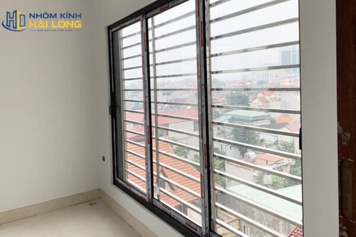 Cửa sổ lùa 3 cánh cho nhà phố liền kề, giúp tiết kiệm diện tích và tránh vướng lối đi, rèm hoặc nội thất gần cửa
