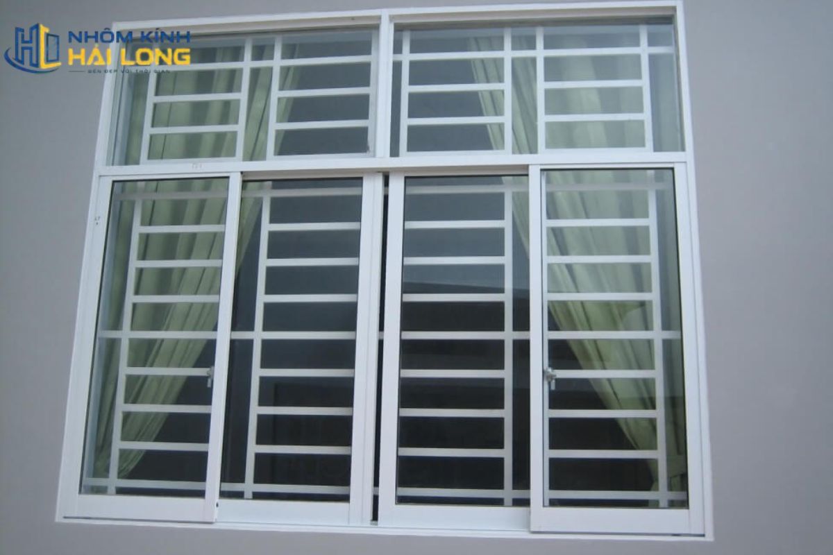 Mẫu cửa sổ lùa 4 cánh chia đều đối xứng, hai cánh giữa trượt sang hai bên, tạo bố cục cân đối cho ô cửa rộng