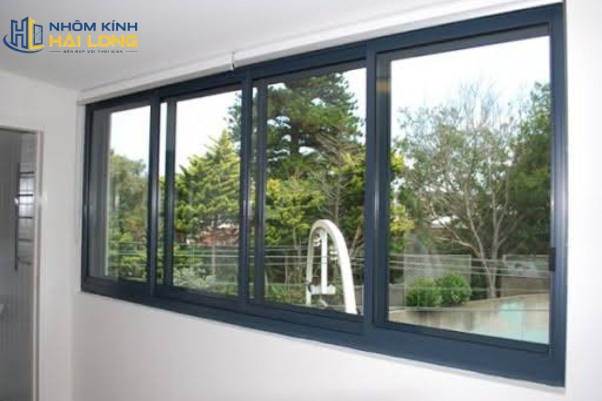 Mẫu cửa sổ lùa 4 cánh trượt gom về một phía, giúp tập trung tầm nhìn và tạo khu vực mở thông thoáng theo nhu cầu sử dụng