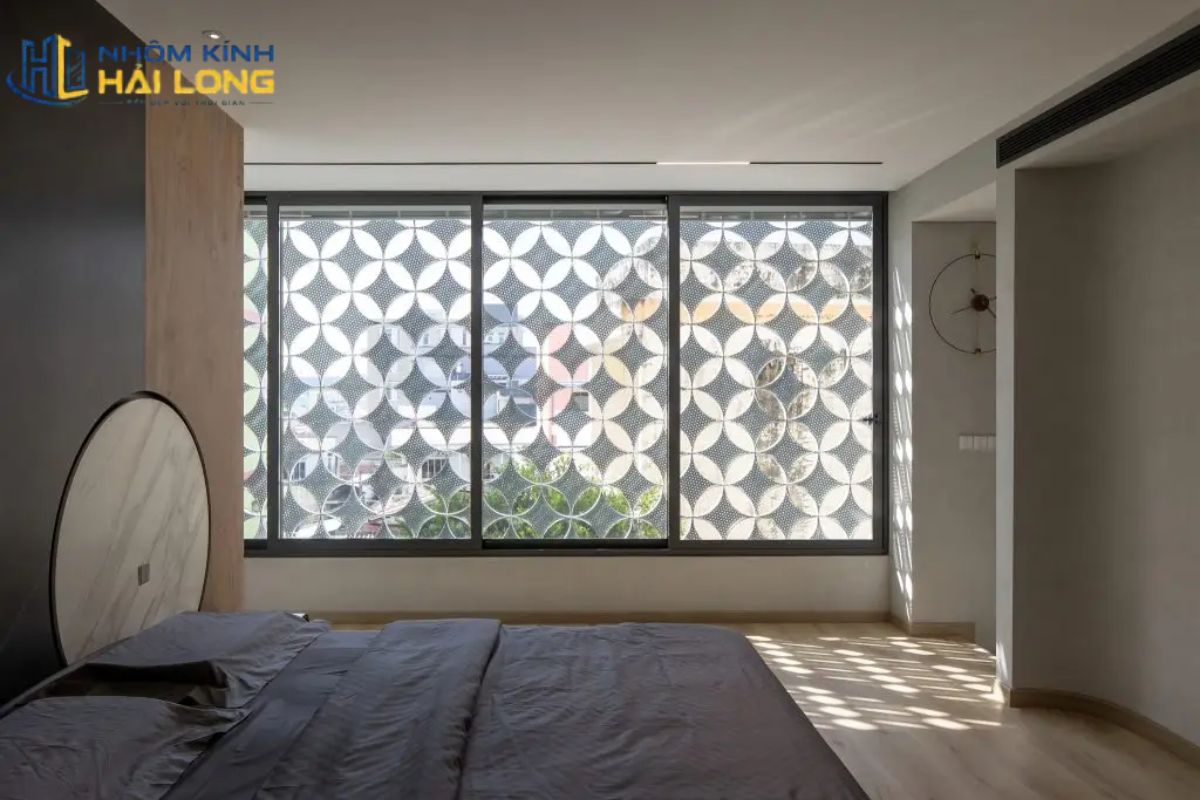Cửa sổ lùa 4 cánh cho phòng ngủ và phòng làm việc, giúp tiết kiệm diện tích, không va vào giường, bàn ghế hoặc rèm khi mở