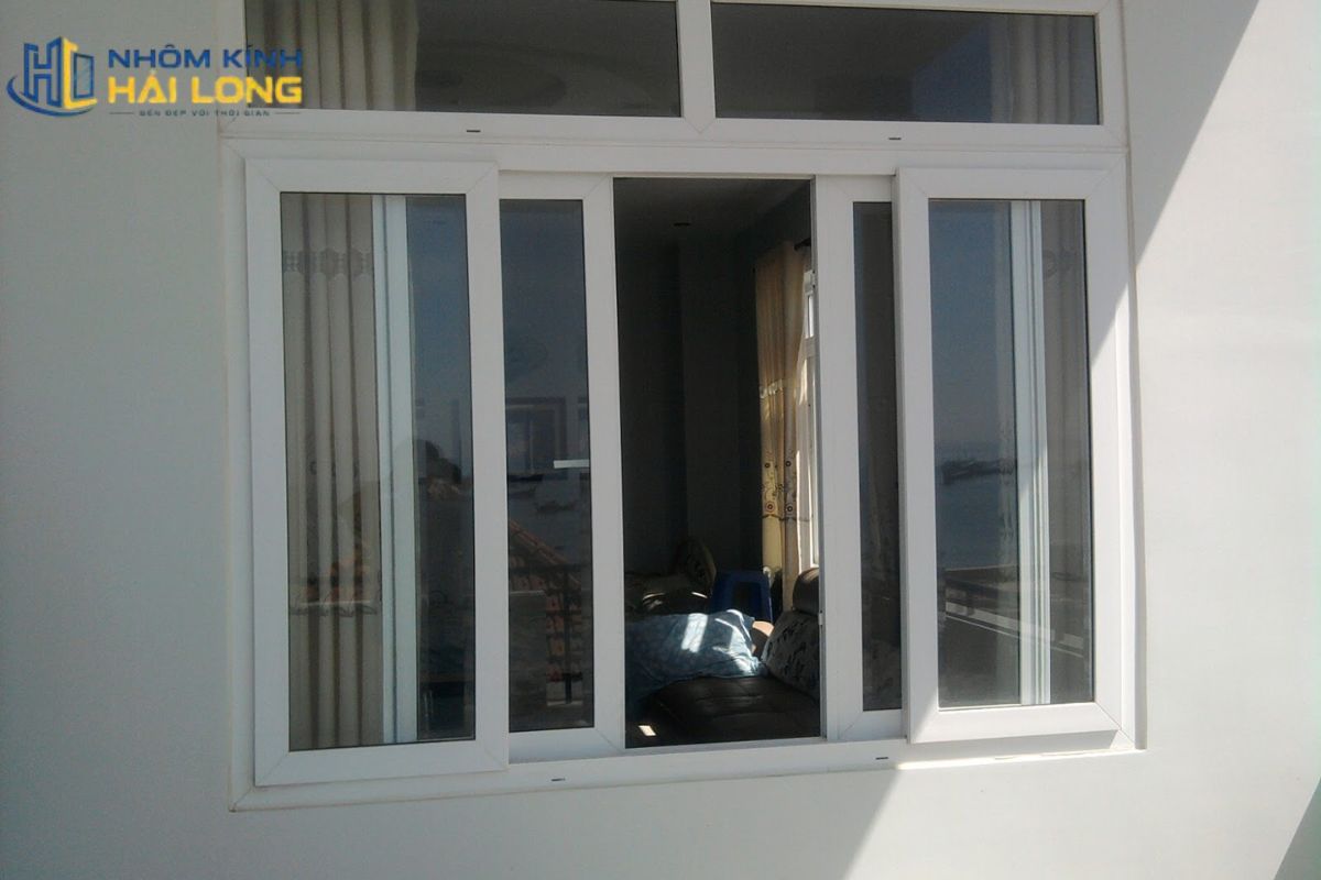 Cửa sổ lùa 4 cánh cho căn hộ và nhà cao tầng, giúp hạn chế gió giật, tiết kiệm không gian và tăng an toàn với cơ cấu chống nhấc