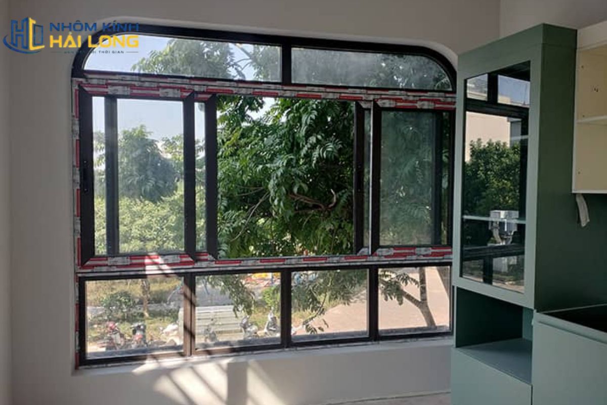 Cửa sổ lùa 4 cánh cho nhà phố mặt tiền hẹp, giúp tiết kiệm lối đi, không vướng vỉa hè và phù hợp ban công hoặc hành lang nhỏ