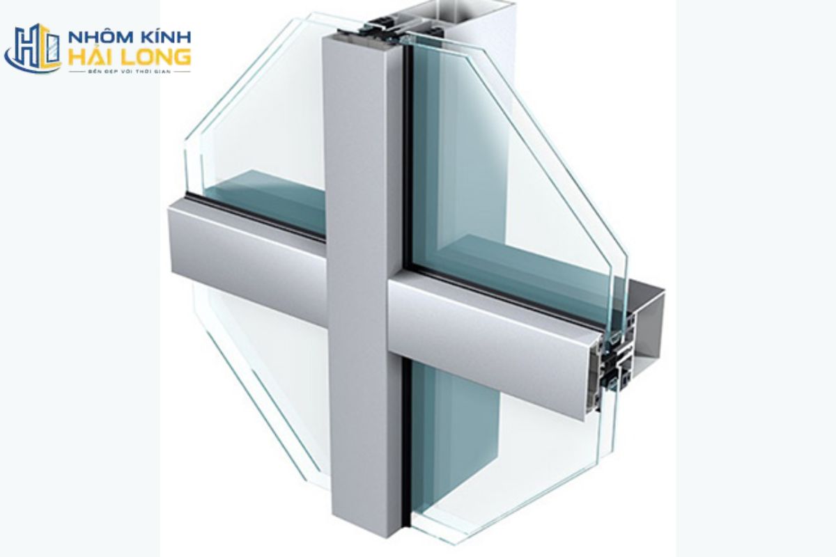 Hệ mặt dựng Stick kết hợp lam nhôm giúp tạo điểm nhấn kiến trúc, hỗ trợ che nắng và giảm bức xạ trực tiếp lên bề mặt kính