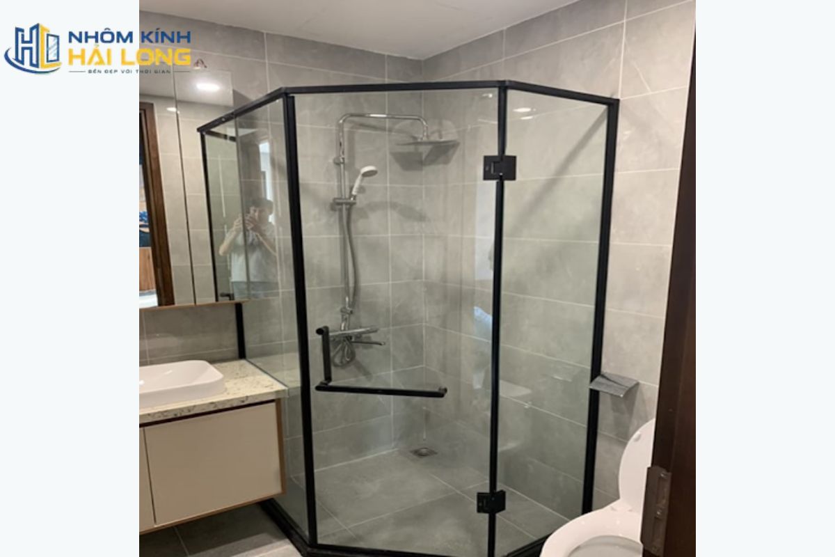 Kích thước vách kính nhà tắm dạng cabin vát góc cần đo chiều rộng, chiều sâu, đường chéo, góc liên kết và khoảng quét cửa trước khi gia công