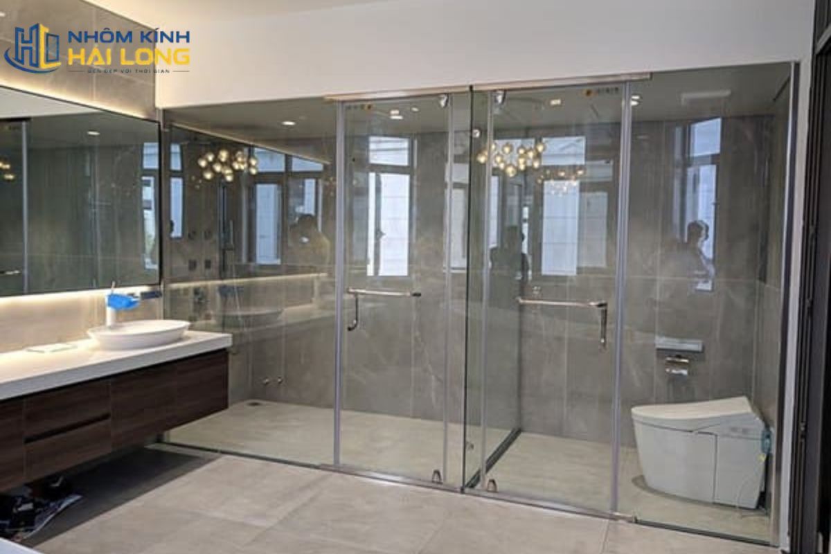 Kích thước vách kính nhà tắm dùng cửa mở quay cần khoảng quét cánh, còn cửa lùa cần đủ chiều ngang cho ray, phần kính cố định và vùng trượt