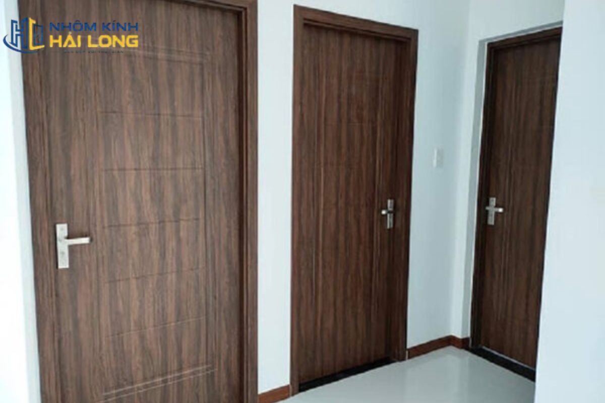 Mẫu cửa nhôm kính 1 cánh phòng ngủ màu vân gỗ tạo cảm giác ấm áp, hài hòa với nội thất và phù hợp nhiều phong cách thiết kế
