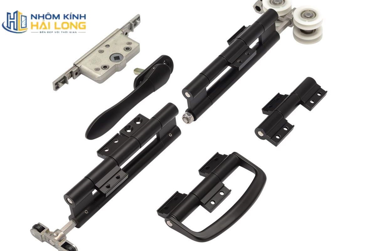 Phụ kiện cửa nhôm Xingfa xếp trượt gồm ray trượt và cụm bánh xe chịu tải, giúp các cánh di chuyển êm, gấp gọn và hạn chế xệ cửa