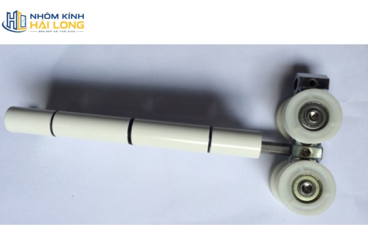 Phụ kiện cửa nhôm Xingfa xếp trượt sử dụng bản lề liên kết các cánh, giúp cửa vừa trượt theo ray vừa xoay gấp gọn mà không va chạm