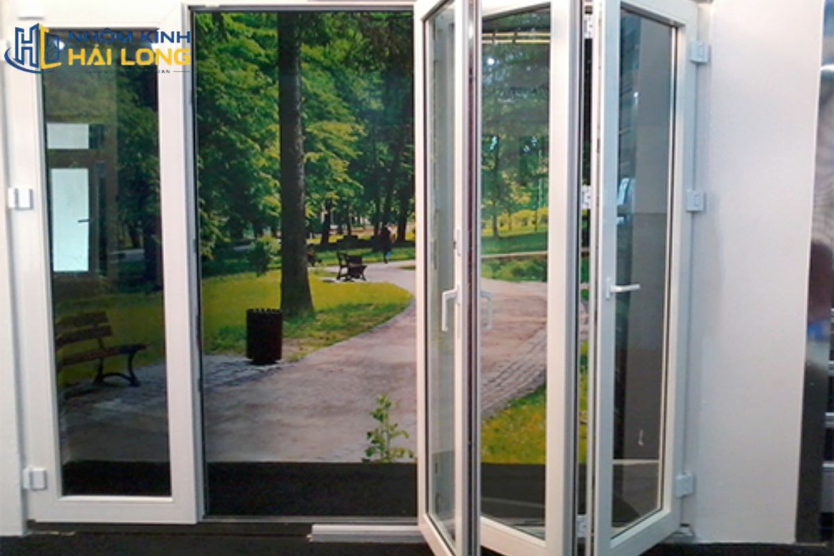Phụ kiện cửa nhôm Xingfa xếp trượt cần chọn theo kích thước, trọng lượng cánh, loại kính, số lượng cánh, hướng xếp và điều kiện sử dụng thực tế