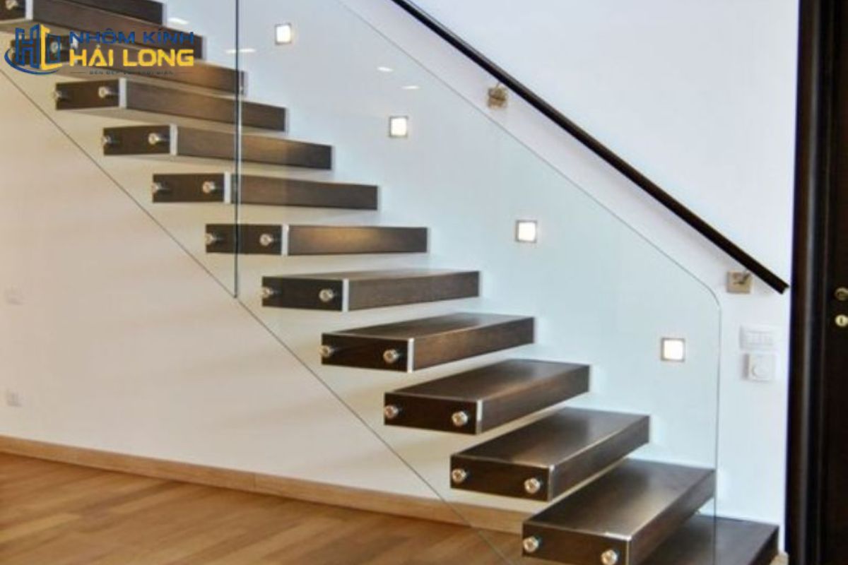 Kính ốp bậc và mặt dựng cầu thang giúp tạo hiệu ứng xuyên sáng, tăng tính thẩm mỹ và cần chọn cấu hình riêng theo tải trọng