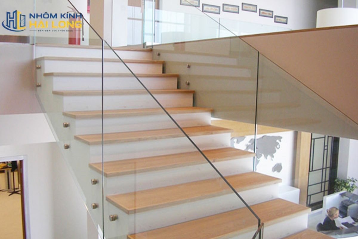 Thông số vách kính cầu thang gồm kính dày 10–12 mm, cao khoảng 850–1000 mm và nhiều kiểu liên kết, tay vịn khác nhau