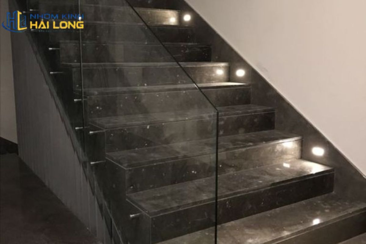Vách kính cầu thang âm sàn không trụ tạo bề mặt liền mạch, hiện đại và giữ tầm nhìn xuyên suốt