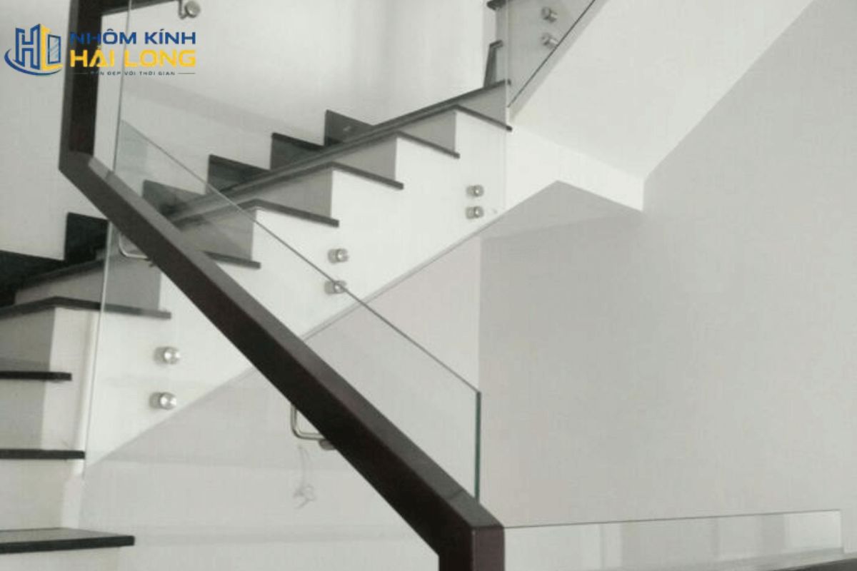 Vách kính cầu thang dùng Pad đỡ đơn hoặc đôi giúp tiết kiệm mặt bậc, hạn chế trụ đứng và tạo kiểu dáng gọn hiện đại