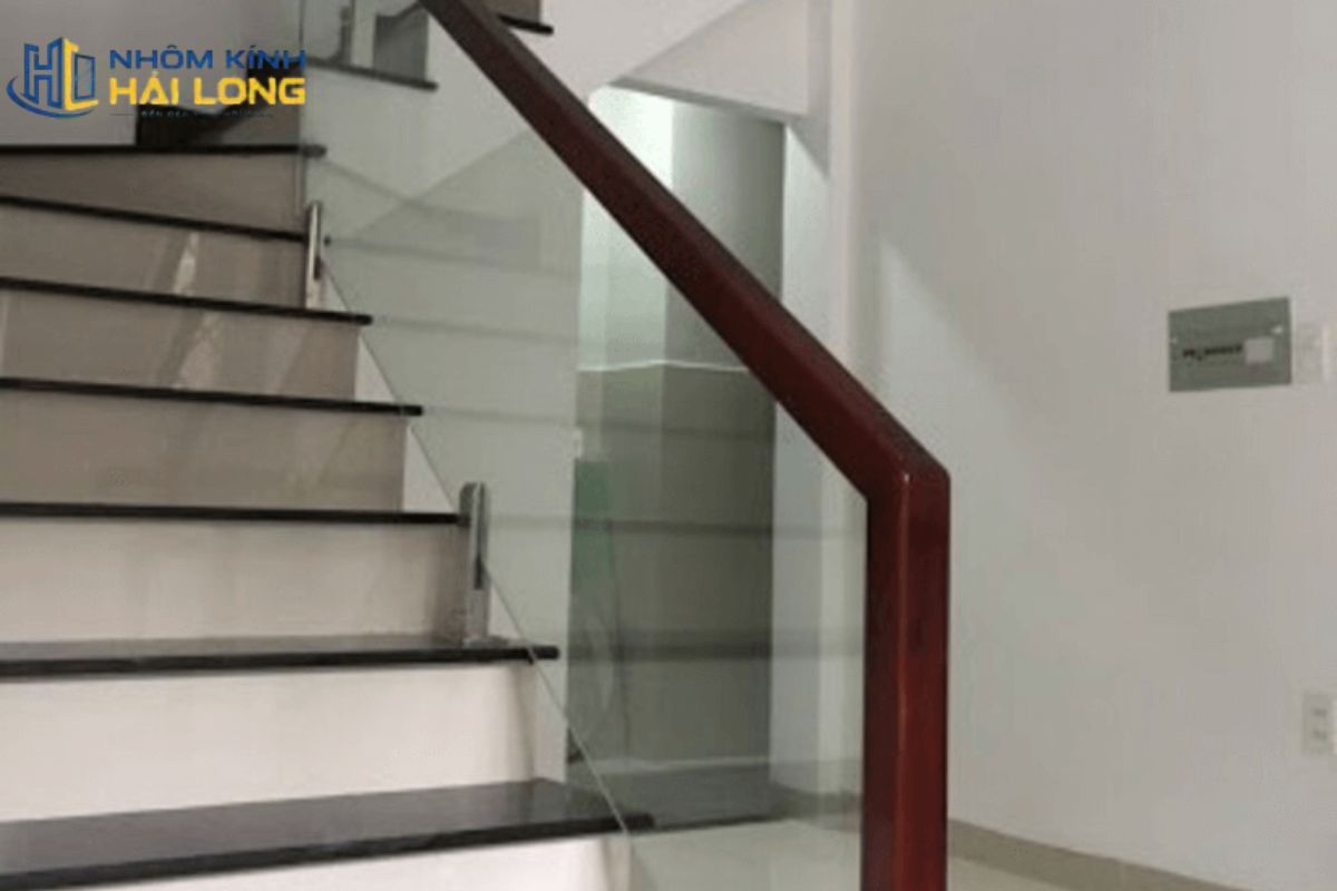 Vách kính cầu thang dùng trụ lửng tạo điểm đỡ chắc chắn, giữ bề mặt kính thoáng và phù hợp nhà phố, văn phòng, cửa hàng