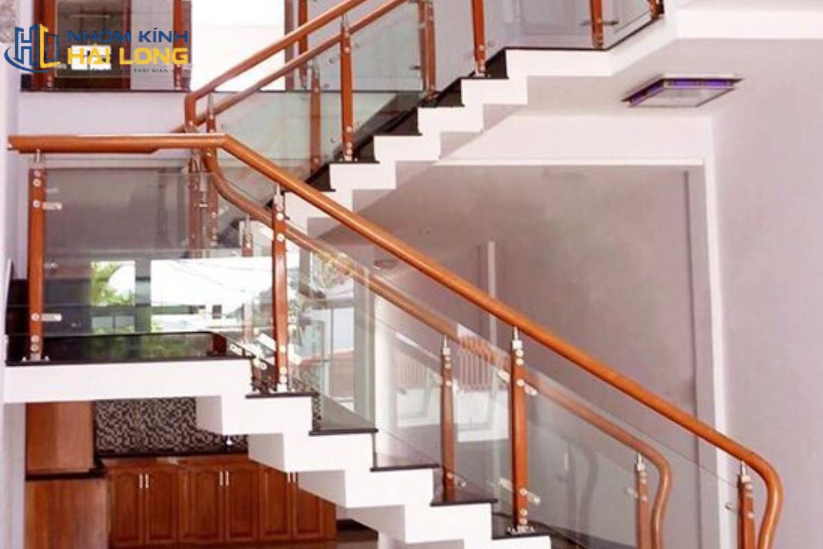 Vách kính cầu thang dùng trụ dài cao khoảng 85–95 cm, dễ kết hợp tay vịn và phù hợp nhiều phong cách nội thất