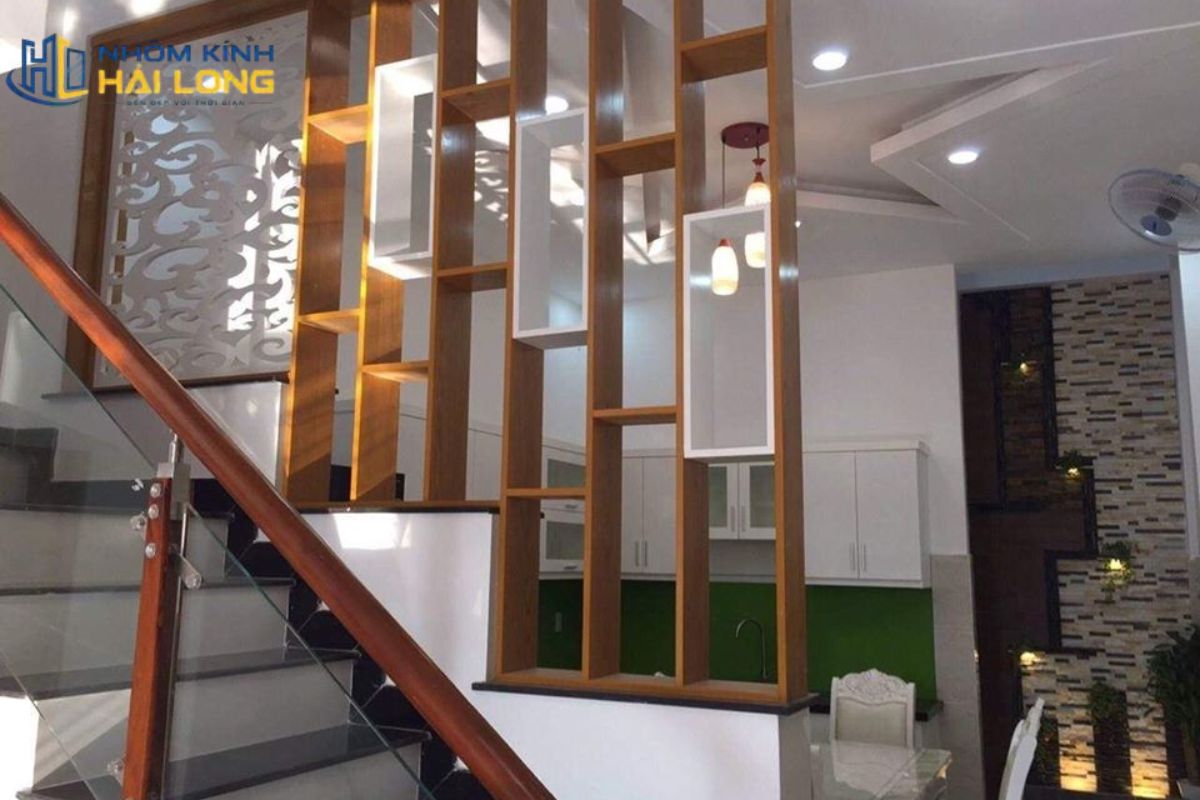 Vách ngăn kính cầu thang tam cấp được thiết kế giật cấp theo bậc thang, giúp phân chia cầu thang với phòng khách, sảnh hoặc cửa chính
