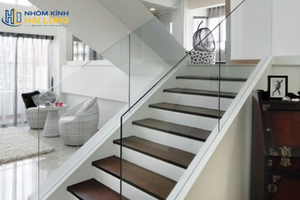 Lan can kính cường lực dày 10–12 mm phù hợp cầu thang, chiếu nghỉ, hành lang và khoảng thông tầng