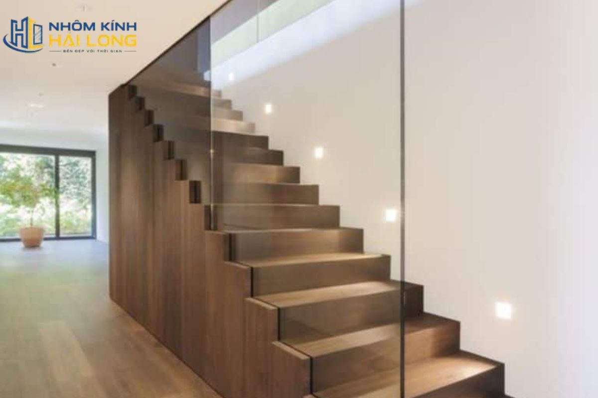 Vách kính ngăn cầu thang giúp phân chia lối đi với phòng khách, bếp hoặc cửa chính