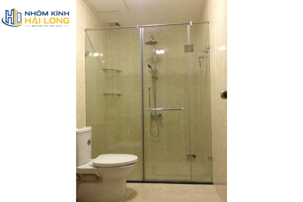 Vách kính cường lực phòng tắm dạng thẳng có thiết kế gọn, phù hợp phòng hình chữ nhật và có thể kết hợp cửa lùa khi không gian hẹp