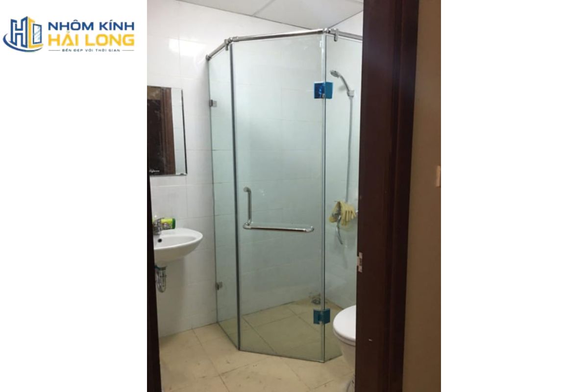 Vách kính cường lực phòng tắm vát góc 135 độ giúp lối đi thông thoáng hơn, giảm cảm giác góc cạnh nhưng yêu cầu gia công và lắp đặt chính xác