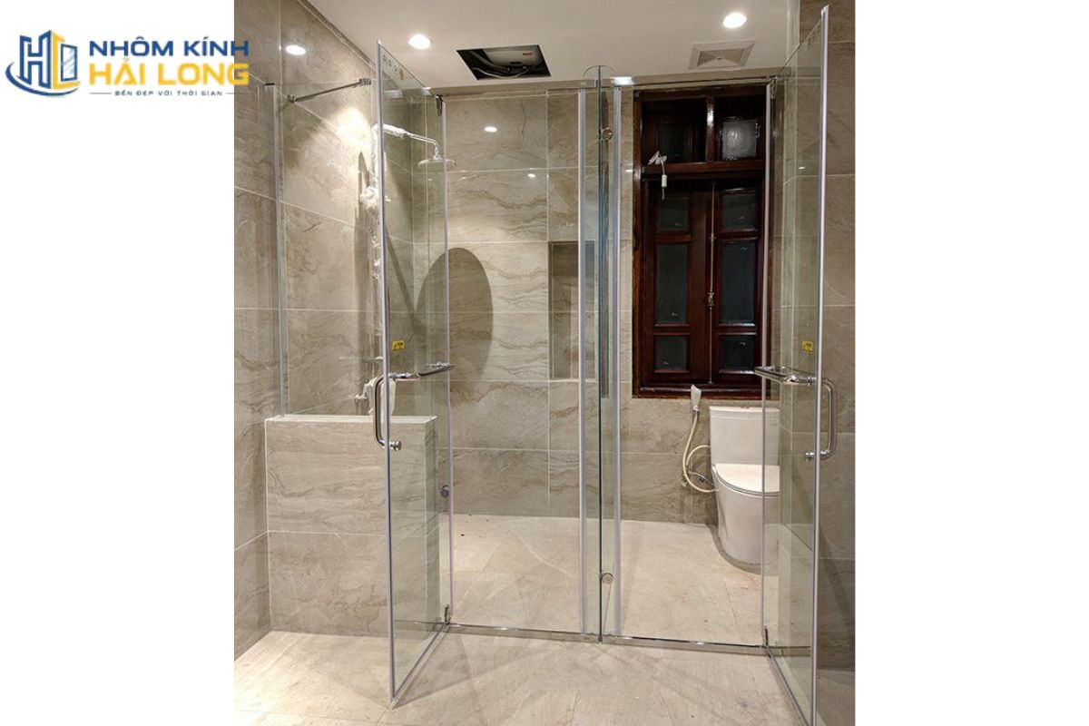 Quy trình lắp đặt vách kính cường lực phòng tắm gồm khảo sát, chốt thiết kế, chọn kính và phụ kiện, gia công, lắp đặt, kiểm tra và bàn giao