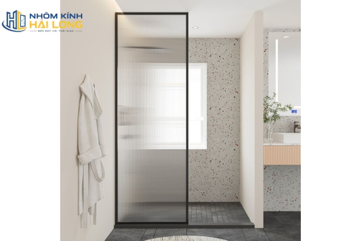 Vách kính cường lực phòng tắm tạo khu vực tắm khép kín, giúp hạn chế nước bắn, kiểm soát hơi ẩm và giữ không gian luôn thông thoáng