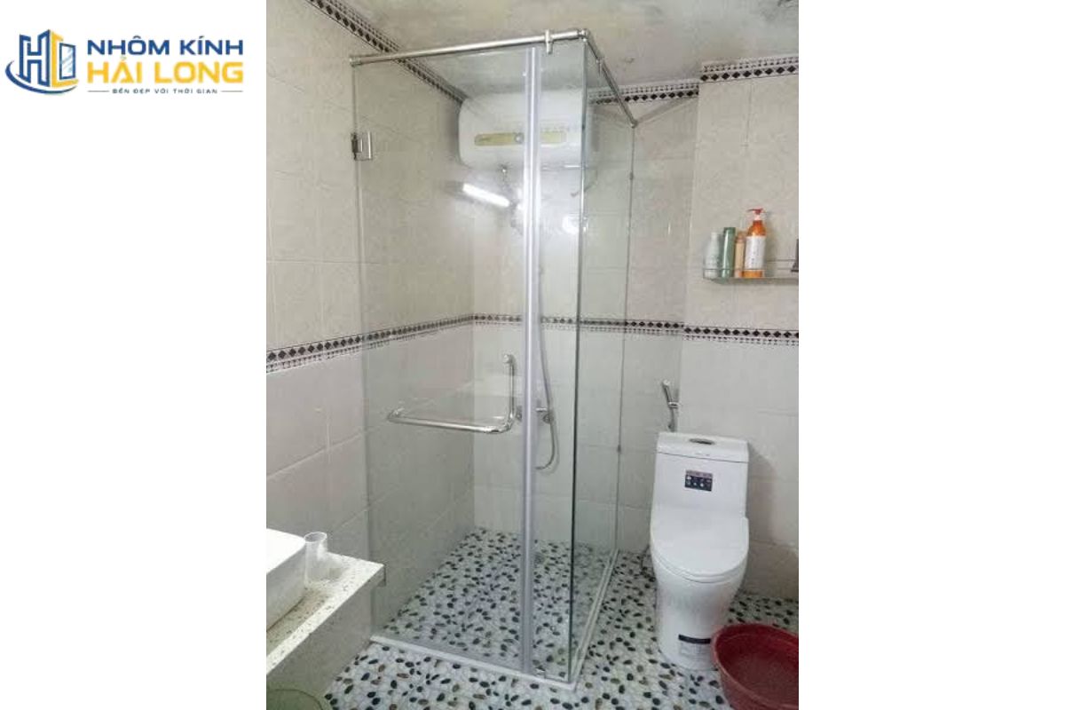 Vách kính cường lực phòng tắm dùng cửa mở quay phù hợp không gian rộng, còn cửa lùa giúp tiết kiệm diện tích cho phòng tắm nhỏ và lối đi hẹp