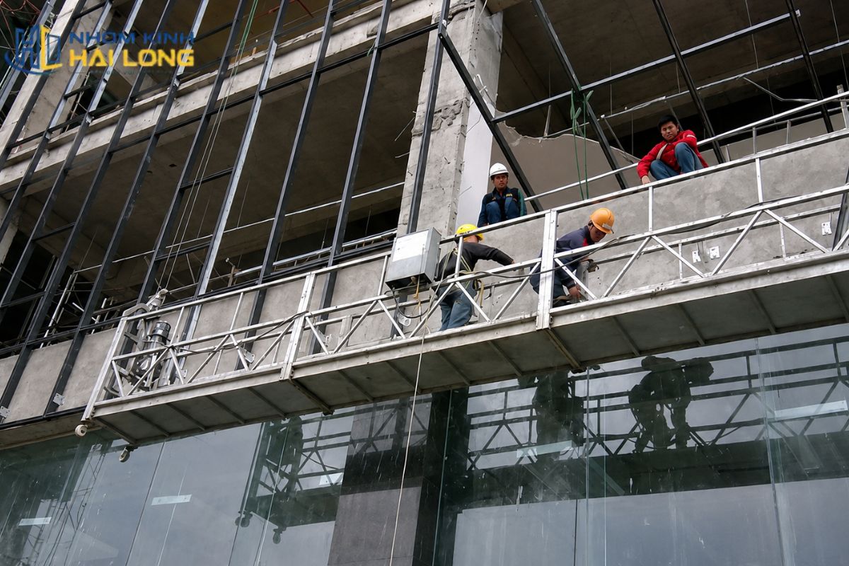 Quy trình thi công vách dựng nhôm kính gồm 7 bước