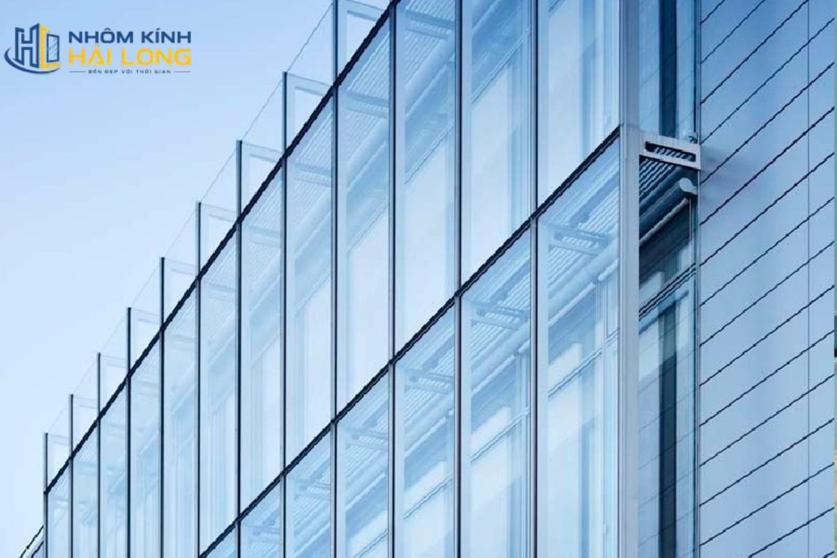 Vách kính mặt dựng hệ Stick linh hoạt, dễ điều chỉnh theo sai số thực tế và phù hợp showroom, khách sạn hoặc văn phòng
