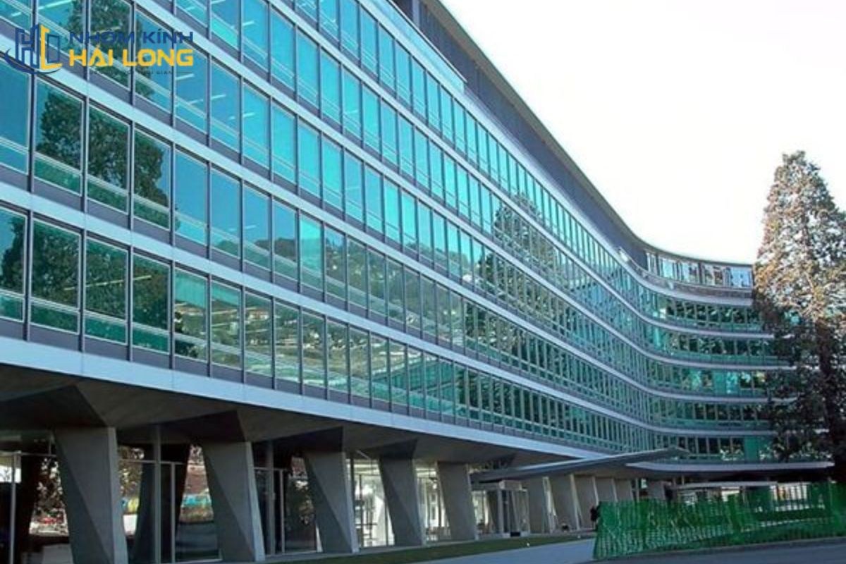 Vách kính mặt dựng tòa nhà văn phòng giúp tăng ánh sáng tự nhiên, tạo diện mạo chuyên nghiệp và hỗ trợ kiểm soát nhiệt