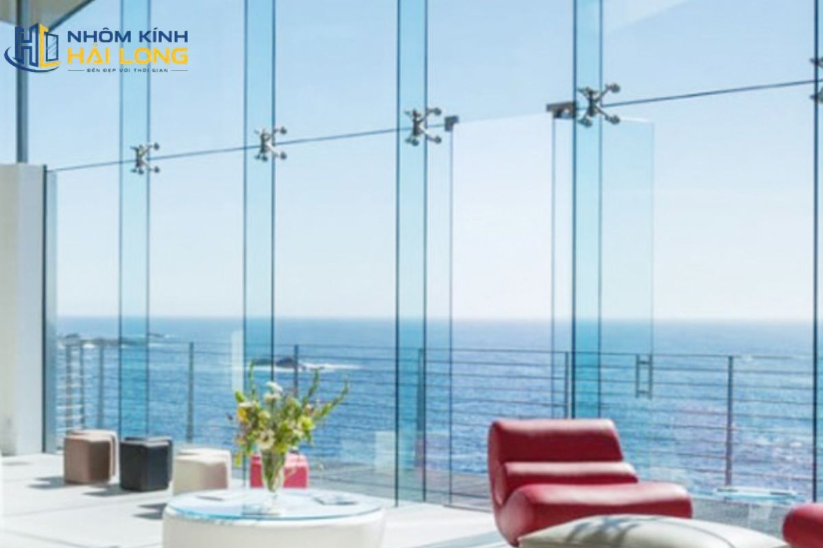 Vách kính mặt dựng hệ Spider sử dụng liên kết điểm và chân nhện inox, tạo bề mặt kính trong suốt, rộng và ít cản tầm nhìn