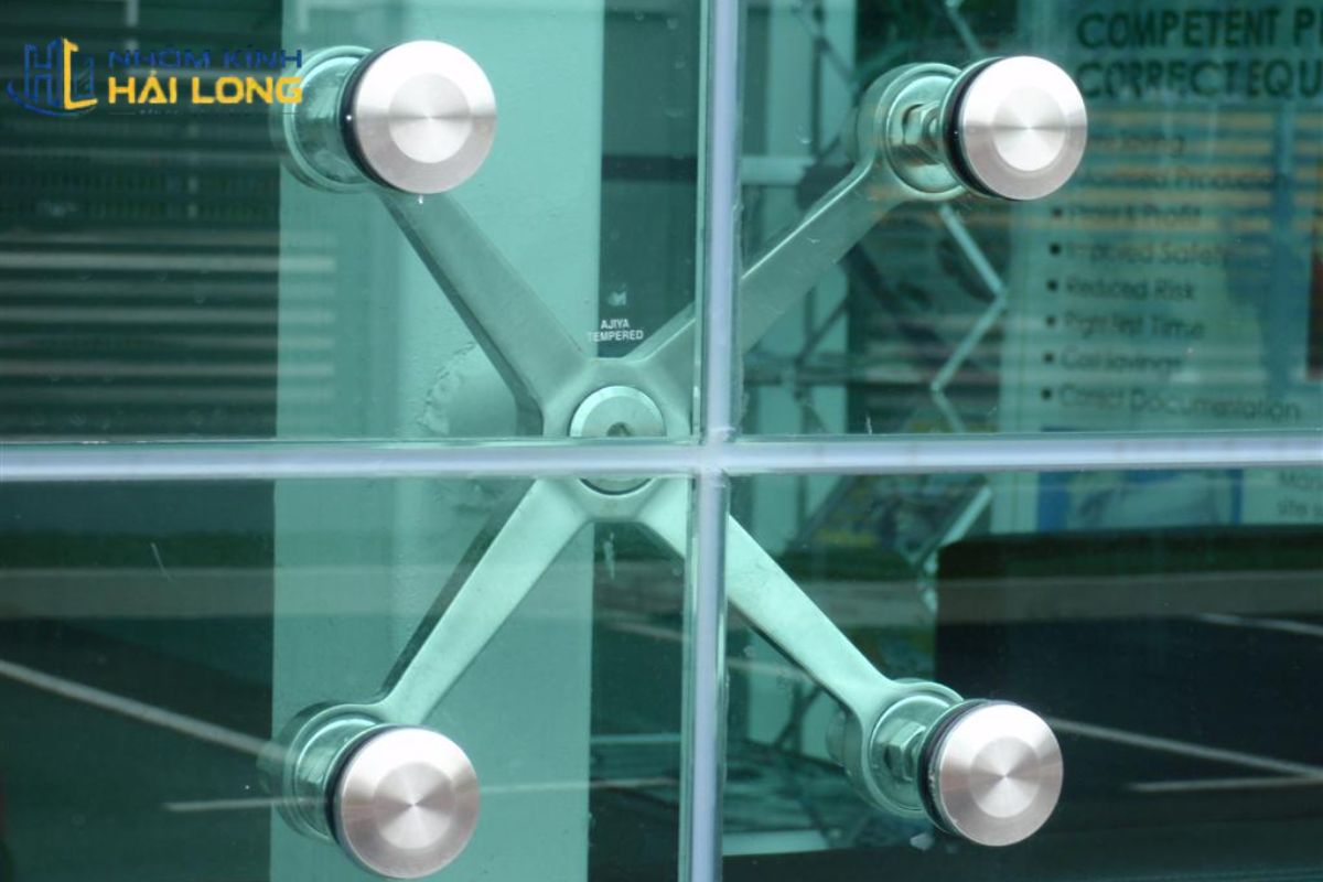Cấu tạo vách kính mặt dựng hệ Spider gồm kính an toàn, chân nhện inox, chốt giữ kính và khe keo chuyên dụng