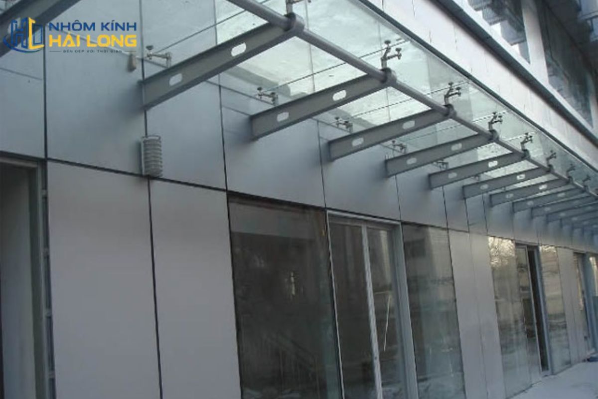 Vách kính mặt dựng hệ Spider ứng dụng cho mái kính, giếng trời và canopy giúp giảm khung che khuất, tăng lấy sáng và giữ vẻ hiện đại