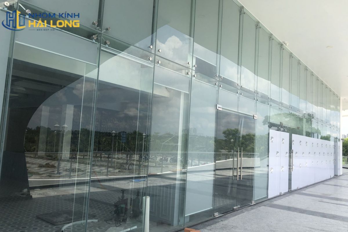 Vách kính mặt dựng hệ Spider cho showroom và bảo tàng tạo mảng kính lớn, hạn chế chia cắt tầm nhìn và làm nổi bật không gian trưng bày