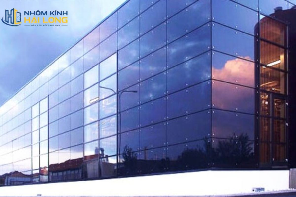 Vách kính mặt dựng hệ Spider cho showroom và bảo tàng tạo mảng kính lớn, hạn chế chia cắt tầm nhìn và làm nổi bật không gian trưng bày