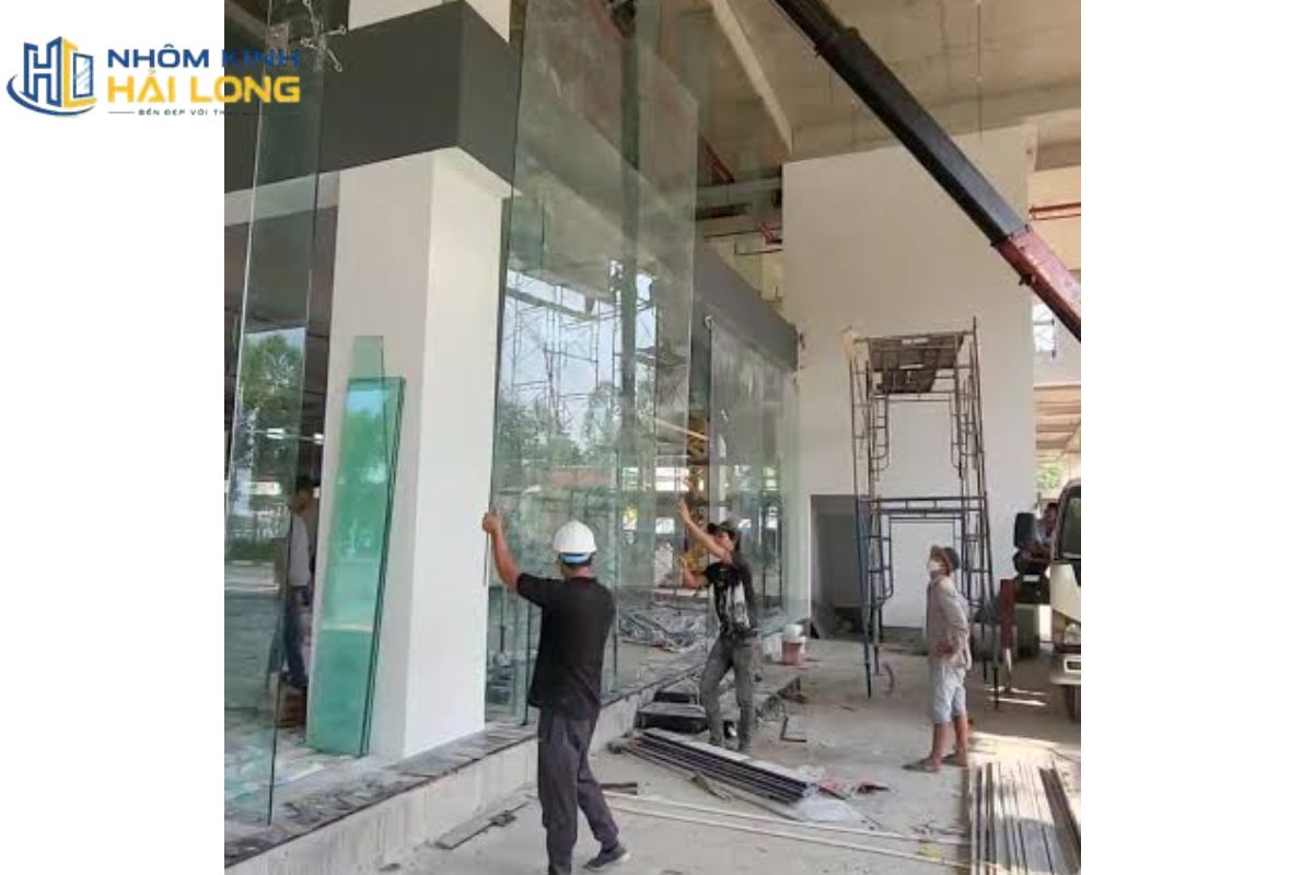 Quy trình thi công vách mặt dựng Spider gồm khảo sát, thiết kế bản vẽ, gia công kết cấu, lắp kính, bơm keo và nghiệm thu bàn giao