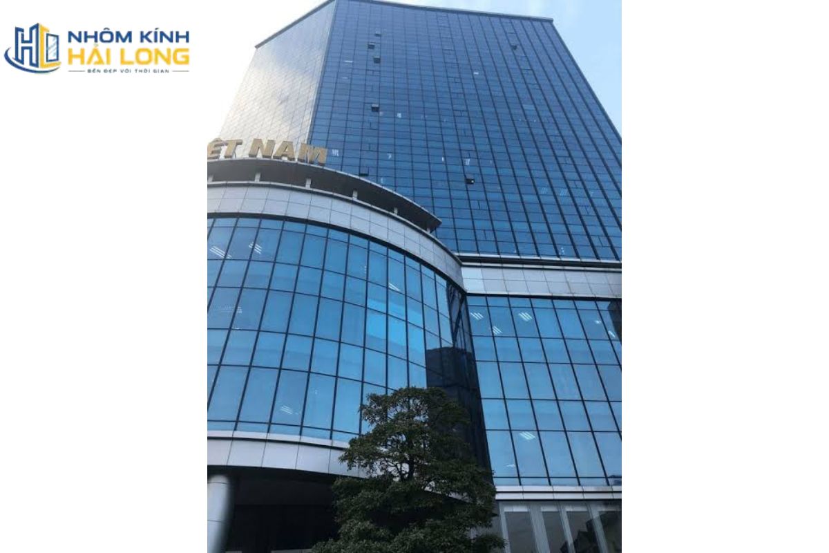 Vách kính mặt dựng tòa nhà hệ Stick phù hợp công trình cần linh hoạt tại hiện trường, dễ điều chỉnh sai số nhưng đòi hỏi đo đạc và căn chỉnh chính xác
