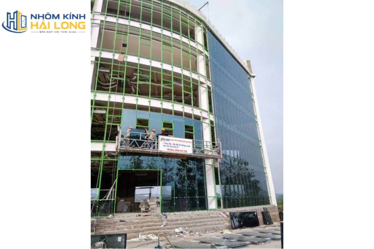 Vách kính mặt dựng tòa nhà có thể dùng hệ Stick, Unitized, Semi-Unitized hoặc Spider tùy quy mô, tiến độ, kiến trúc và điều kiện thi công