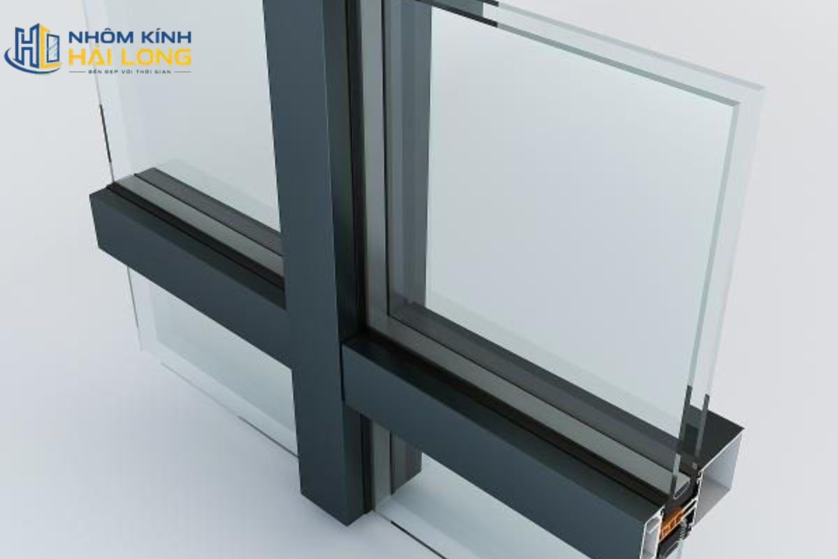 Vách mặt tiền nhà phố gồm khung chịu lực, kính, phụ kiện neo, gioăng, keo và hệ thoát nước giúp bảo đảm độ chắc chắn, kín nước và an toàn