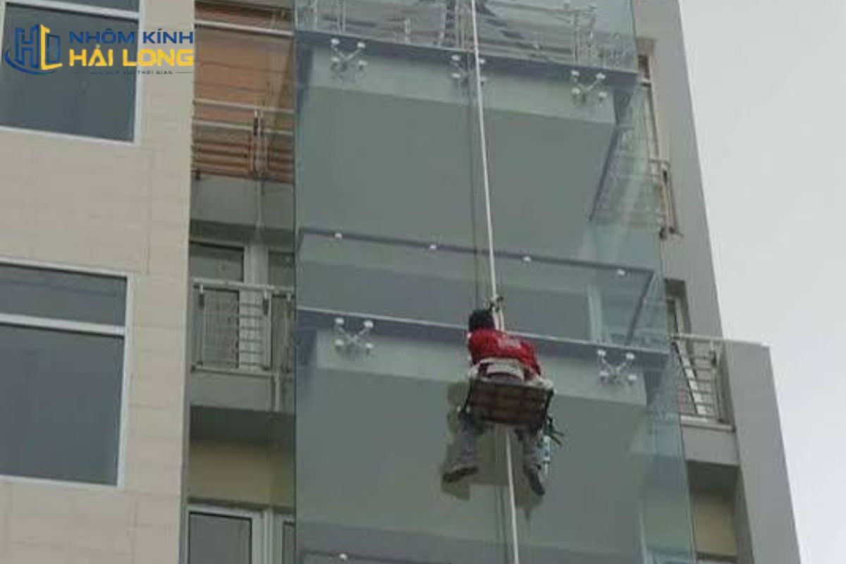 Quy trình thi công vách kính mặt tiền nhà phố gồm khảo sát, chốt phương án kỹ thuật, lập bản vẽ, gia công, lắp dựng, nghiệm thu và bàn giao bảo trì