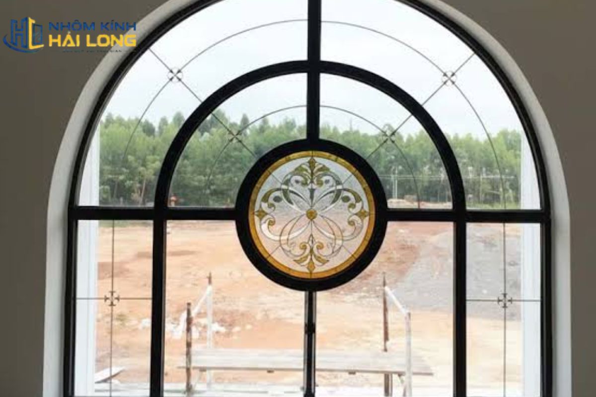 Vách kính hoa đồng cao cấp tạo điểm nhấn sang trọng, phù hợp biệt thự, sảnh, phòng thờ và không gian tân cổ điển