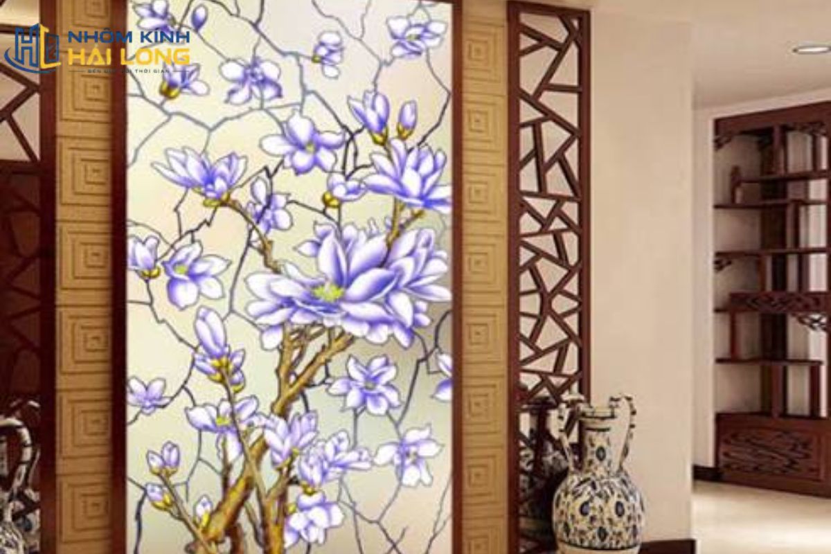 Vách kính ghép màu hoặc vẽ resin tạo mảng màu nghệ thuật, phù hợp sảnh, nhà hàng, khách sạn và phòng khách