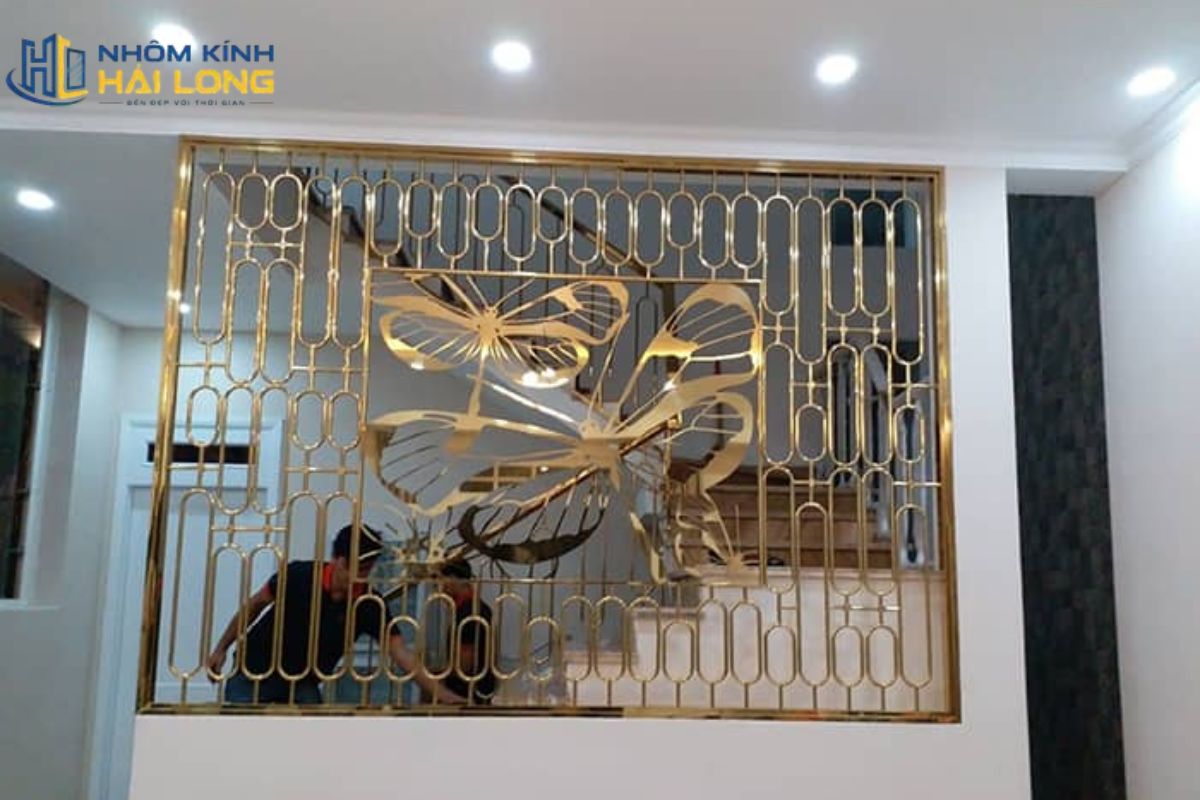 Vách kính hoa văn cầu thang và lan can tạo điểm nhấn kiến trúc, đồng thời cần bảo đảm độ dày kính và liên kết an toàn