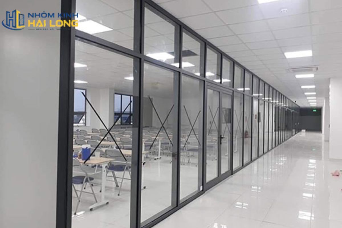 Vách kính nhôm Xingfa hệ 55 phù hợp cho nhà ở, văn phòng, showroom, vách cố định và các công trình cần khung gọn, chắc chắn, lấy sáng tốt