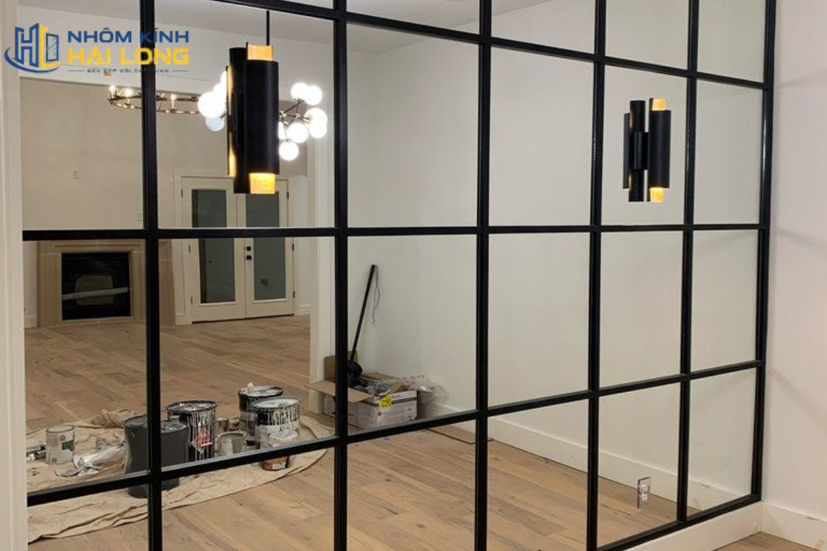 Vách kính nhôm Xingfa hệ 55 cho nhà ở và căn hộ giúp phân chia phòng khách, bếp, phòng ngủ hoặc cầu thang, đồng thời giữ không gian sáng và thông thoáng