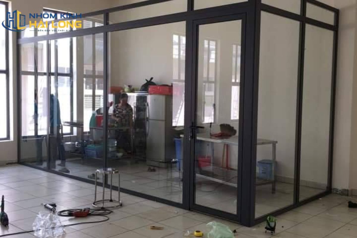Quy trình khảo sát và thi công vách kính nhôm Xingfa hệ 55 gồm tiếp nhận nhu cầu, đo hiện trạng, lập bản vẽ, gia công, lắp đặt, kiểm tra và bàn giao