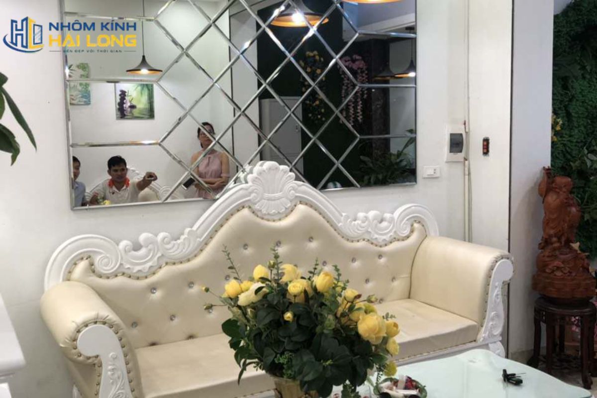 Vách kính trang trí giúp phân chia không gian, lấy sáng, giữ độ thoáng và tạo điểm nhấn thẩm mỹ theo phong cách nội thất