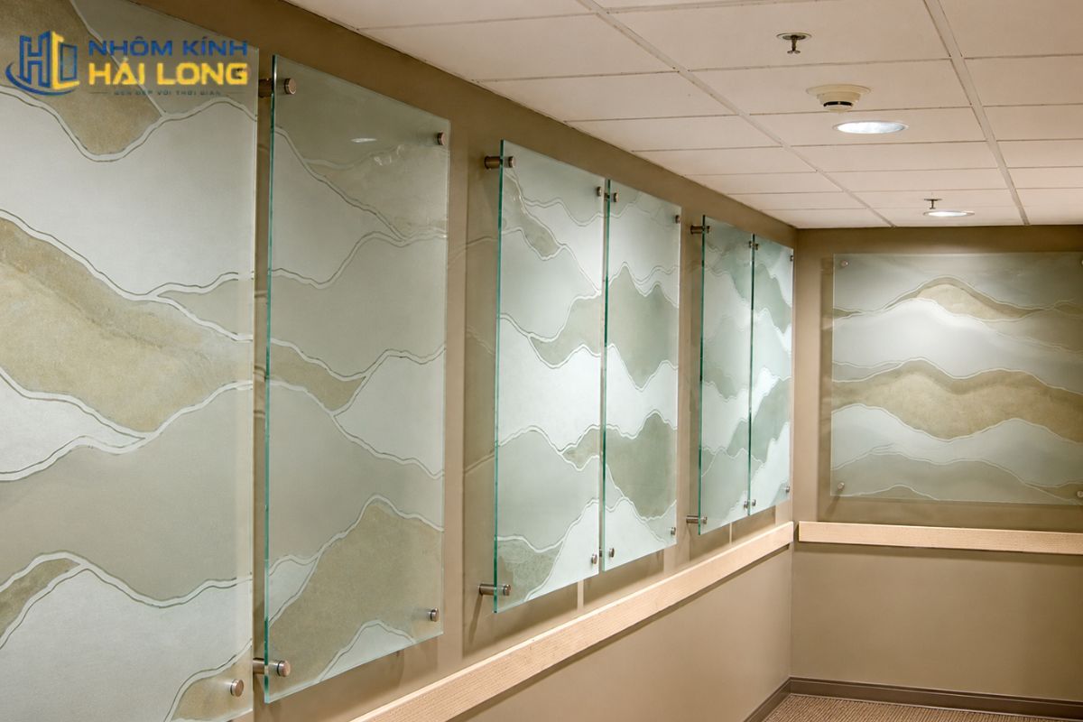 Vách kính trang trí khắc hoặc phun cát nghệ thuật với họa tiết hoa sen, phong cảnh hoặc hình học, giúp tăng tính thẩm mỹ và riêng tư